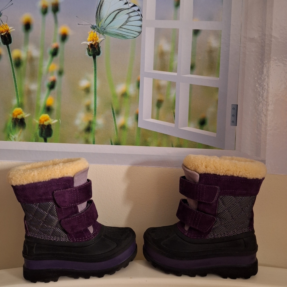 UGG AUSTRALIA K RAMSEY KIDS BOOTS. Size 9c.